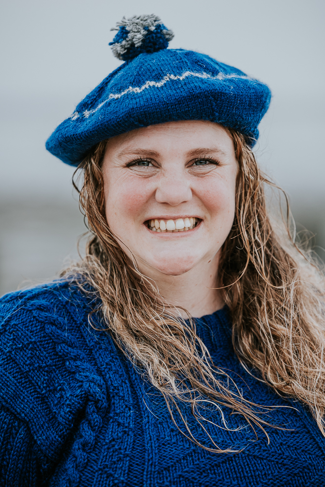 Fotoshoot Friesland. Model in blauwe wollen trui en bijpassende wollen muts. Fotoreportage door fotograaf Nickie Fotografie uit Dokkum.