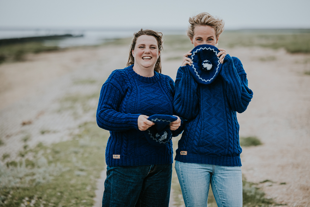 Modefotografie voor wollen truien bij de Waddenzee door fotograaf Nickie Fotografie uit Dokkum, Friesland.