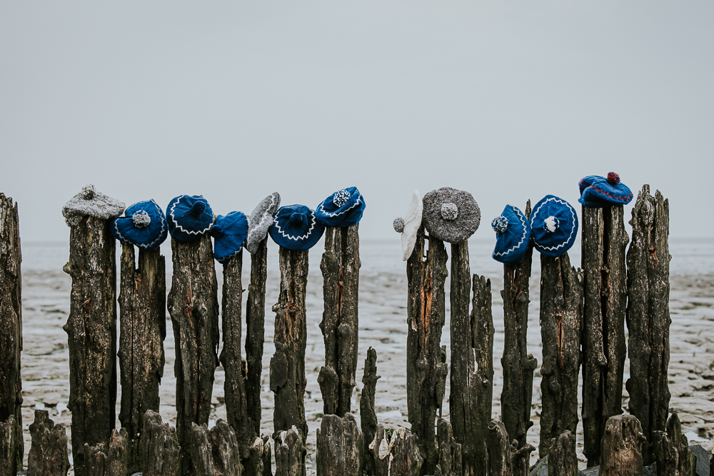 Fotograaf Friesland. Alle wollen mutsen op de paaltjes bij Moddergat. Modeshoot door  Nickie Fotografie.