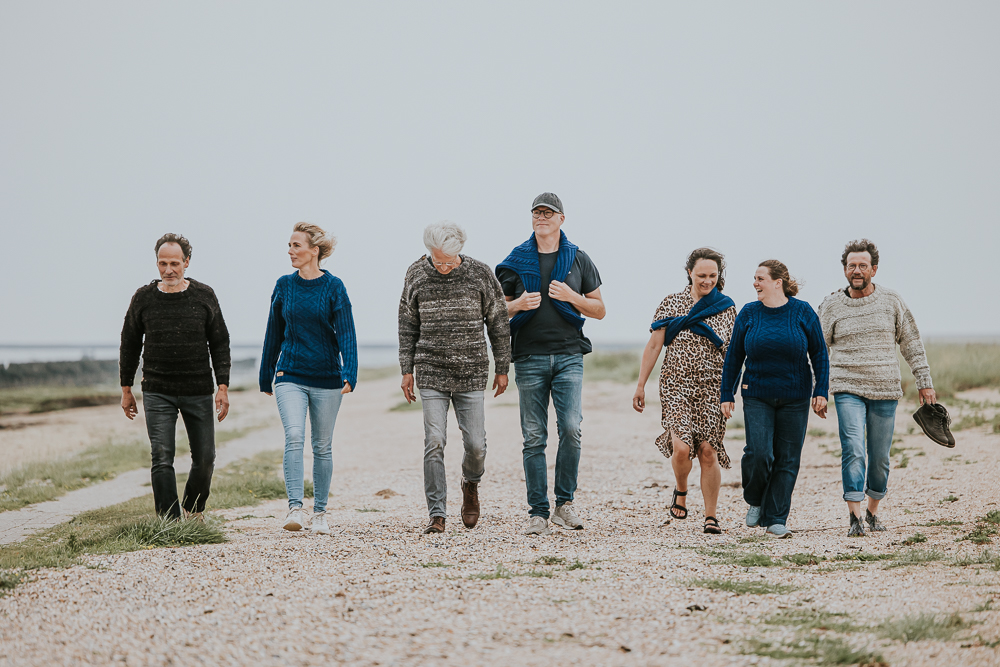Bedrijfsfotograaf Friesland. De modellen lopen allemaal in wollen truien. Fotoreportage door Nickie Fotografie.