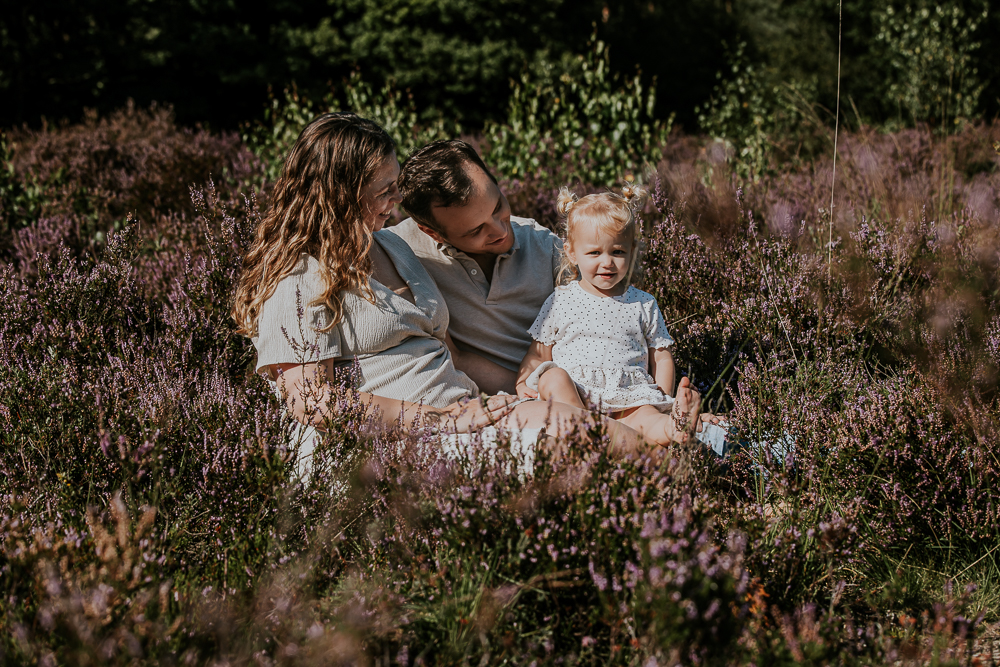 Bollebuikshoot op de heide. Het jonge gezin zit gezellig met elkaar op de heide. Fotoreportage door fotograaf Nickie Fotografie uit Friesland.