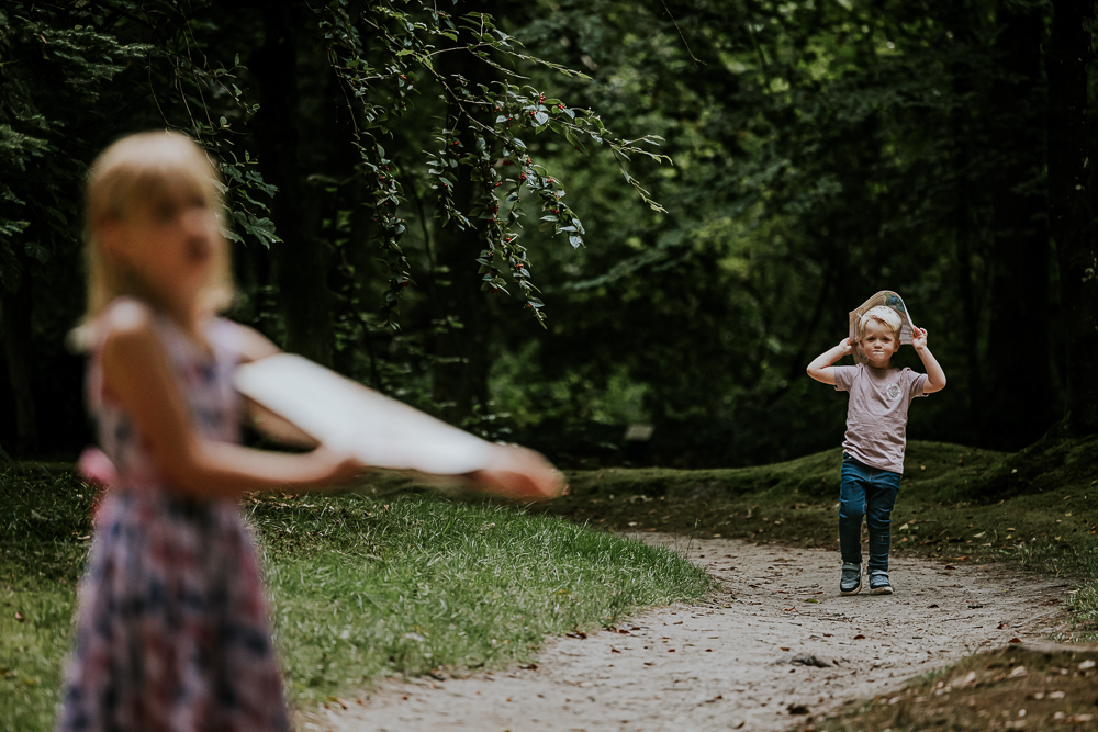 Jongetje heeft de routekaart op zijn hoofd. Ons gezin reportage door fotograaf Nickie Fotografie uit Friesland.