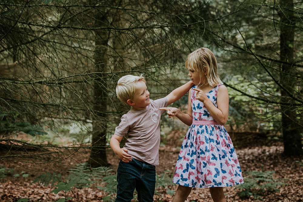 Fotoshoot Friesland. Zus en broer aan het spelen in het park. Lifestyle gezinsfotografie door fotograaf Nickie Fotografie.