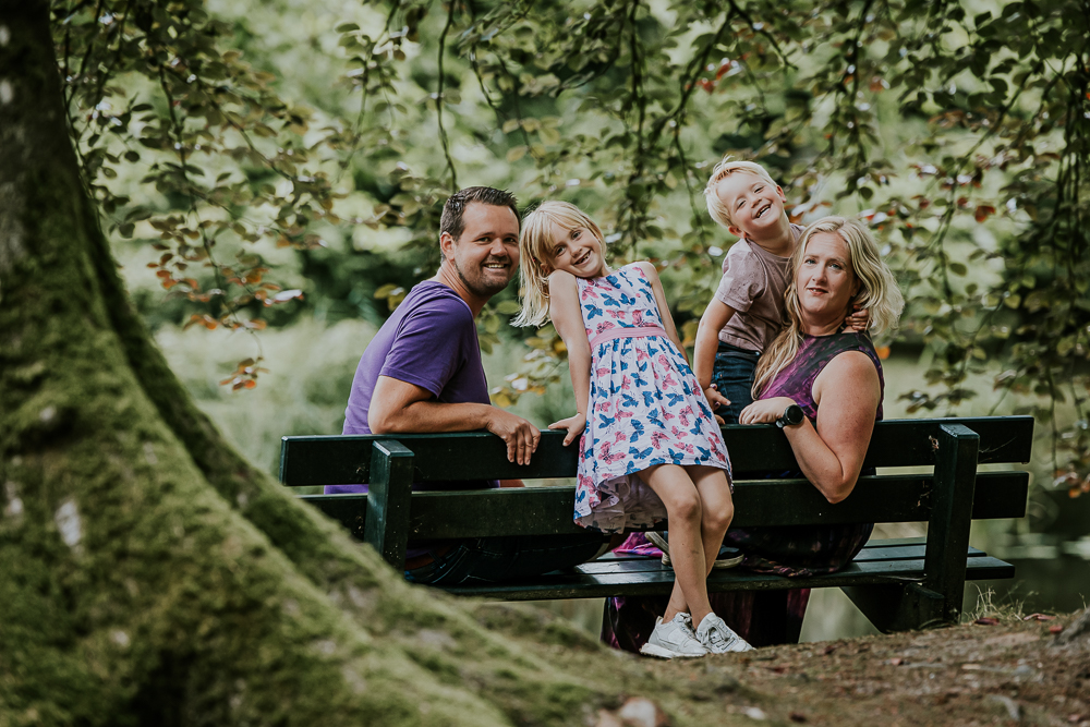 Fotograaf Friesland. Gezinsportret op het bankje in Park Vijversburg in Tytsjerk. Fotoshoot door Nickie Fotografie uit Friesland.