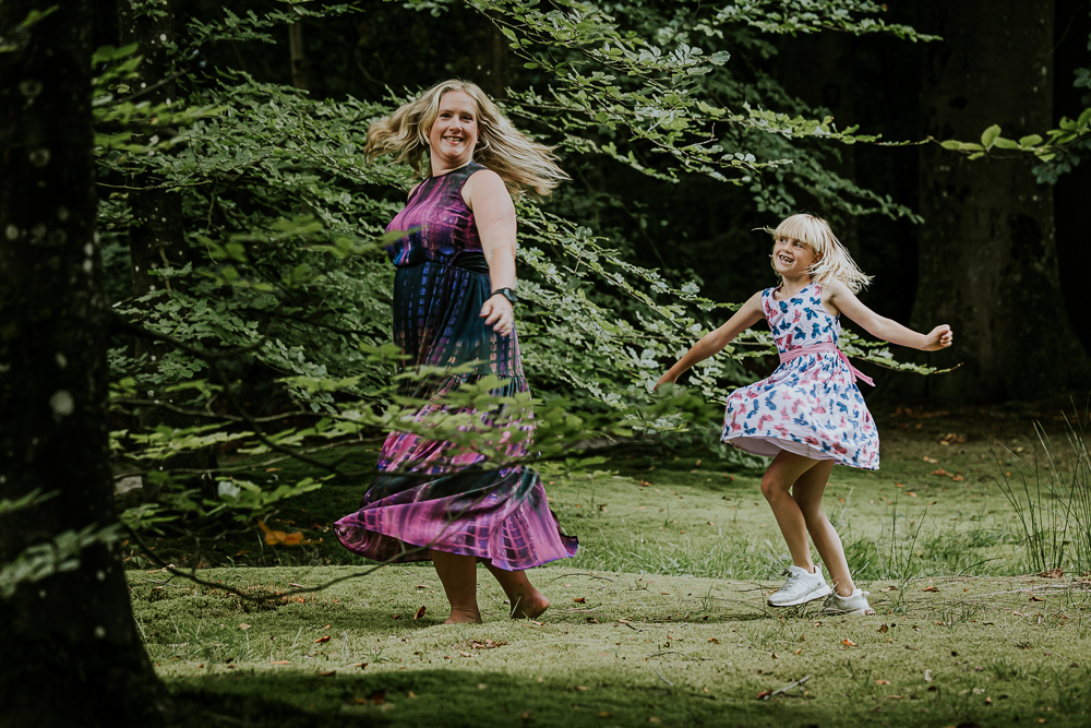 Dansen met mama in het park der fabelen. Fotoshoot door fotograaf Nickie Fotografie uit Friesland.