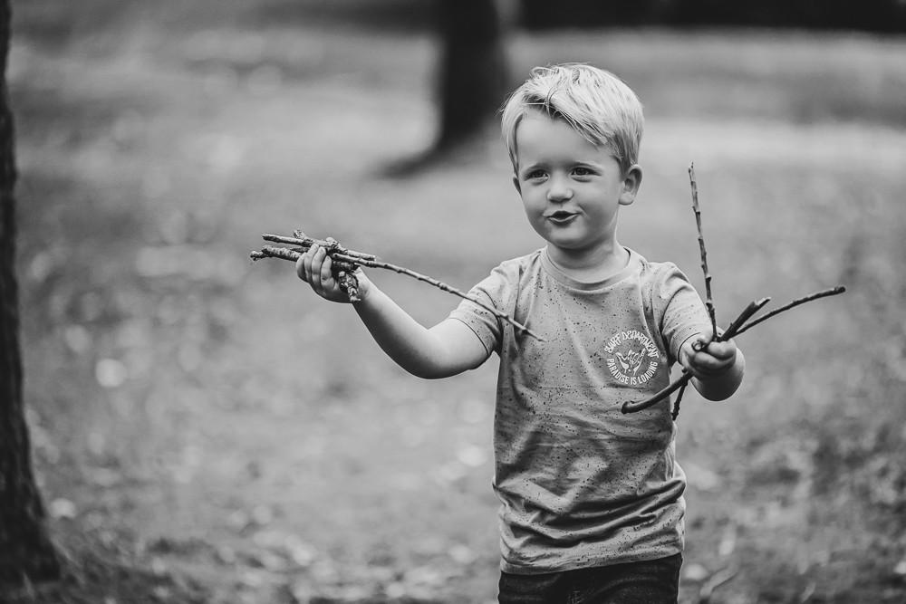 Jongens en hun takken. Kinderfotografi door fotograaf Nickie Fotografie uit Friesland.