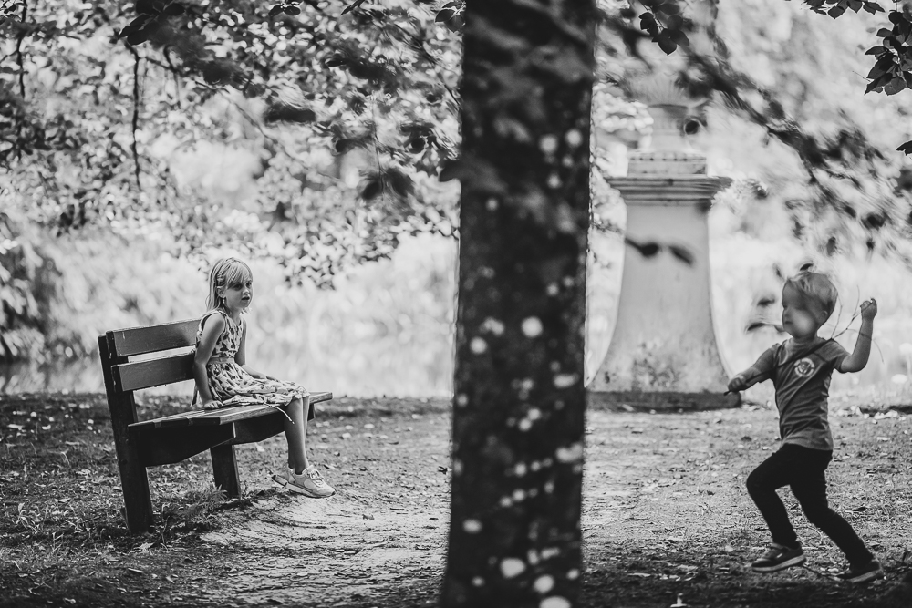 Fotoshoot Friesland. Zwart-wit liefestylefotoreportage van een gezin tijdens het uitje in Park Vijversburg. Fororeportage door fotograaf Nickie Fotografie.