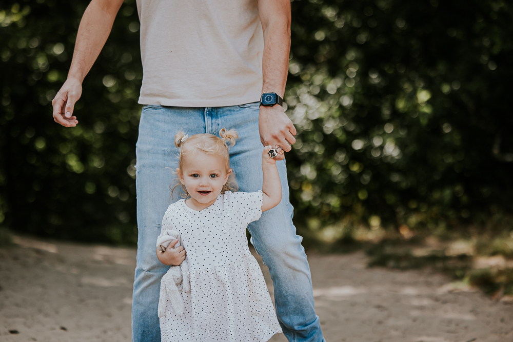 Portret van meisje aan de hand van papa. Kinderportret door kinderfotograaf Nickie Fotografie uit Dokkum, Friesland.