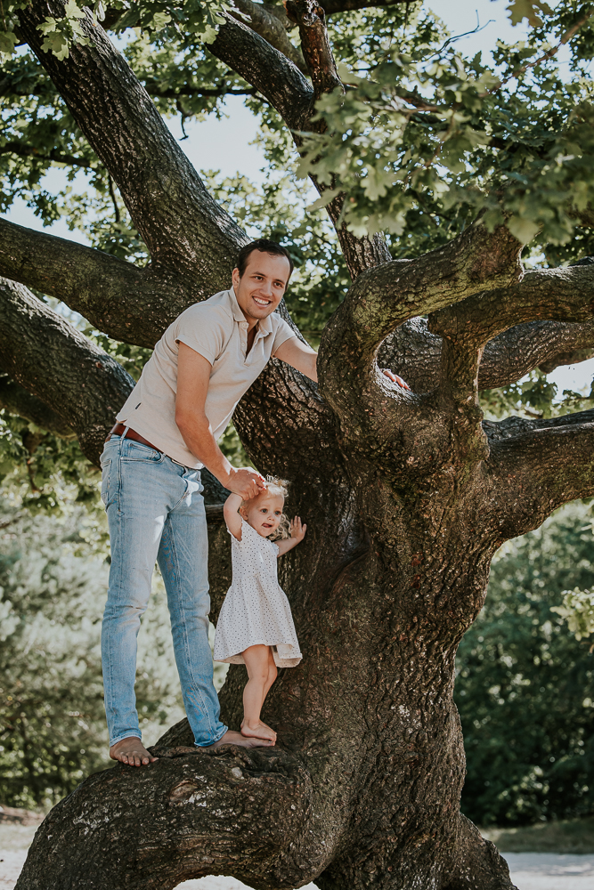 Fotograaf Friesland. Portret van vader met zijn dochtertje in de boom. Gezinsshoot door Nickie Fotografie.
