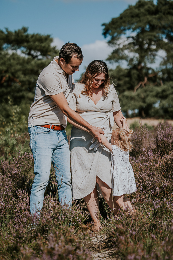 Zwangerschapsfotografie Bakkeveen door fotograaf Nickie Fotografie. Portret van het jonge gezin in de heide.