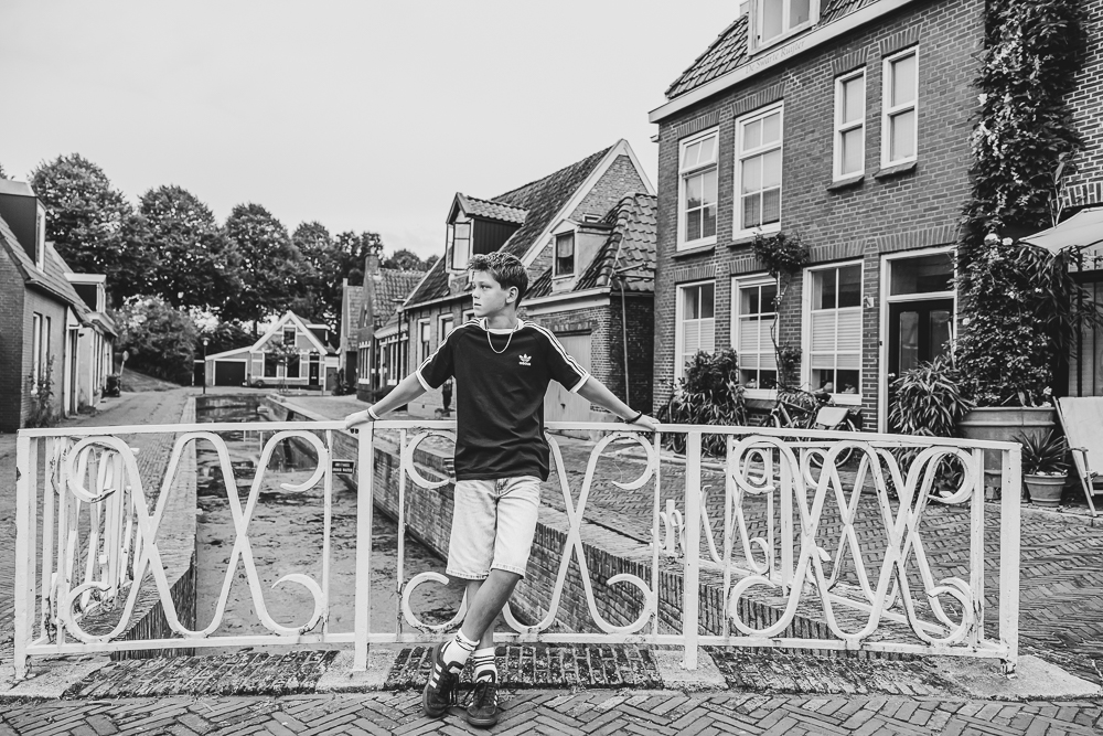 Fotoshoot Dokkum. Portret van jongen bij het witte bruggetjes van de Wortelhaven door fotograaf Nickie Fotografie uit Friesland.