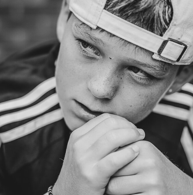 Fotograaf Friesland. Portret van tienerjongen met pet door Nickie Fotografie uit Dokkum.