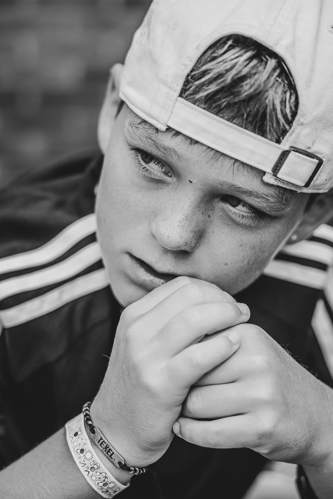 Fotograaf Friesland. Portret van tienerjongen met pet door Nickie Fotografie uit Dokkum.