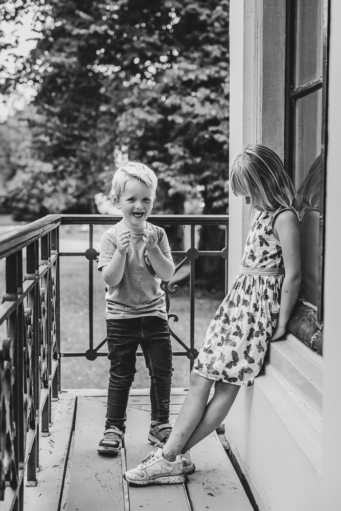 Zwart-wit fotoreportage in park Vijversburg in Tytsjerk. De kinderen spelen bij de theekoepel in Park Vijversburg in Friesland.    