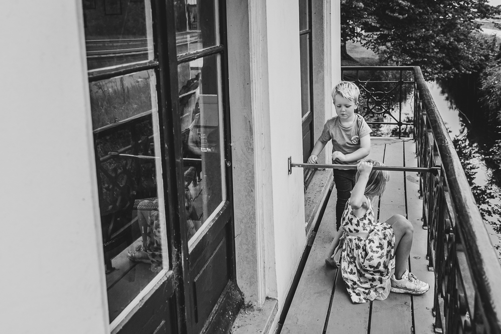 Lekker spelen bij de theekoepel van bos van Ypey/park Vijversburg. Fotoshoot door fotograaf Nickie Fotografie.