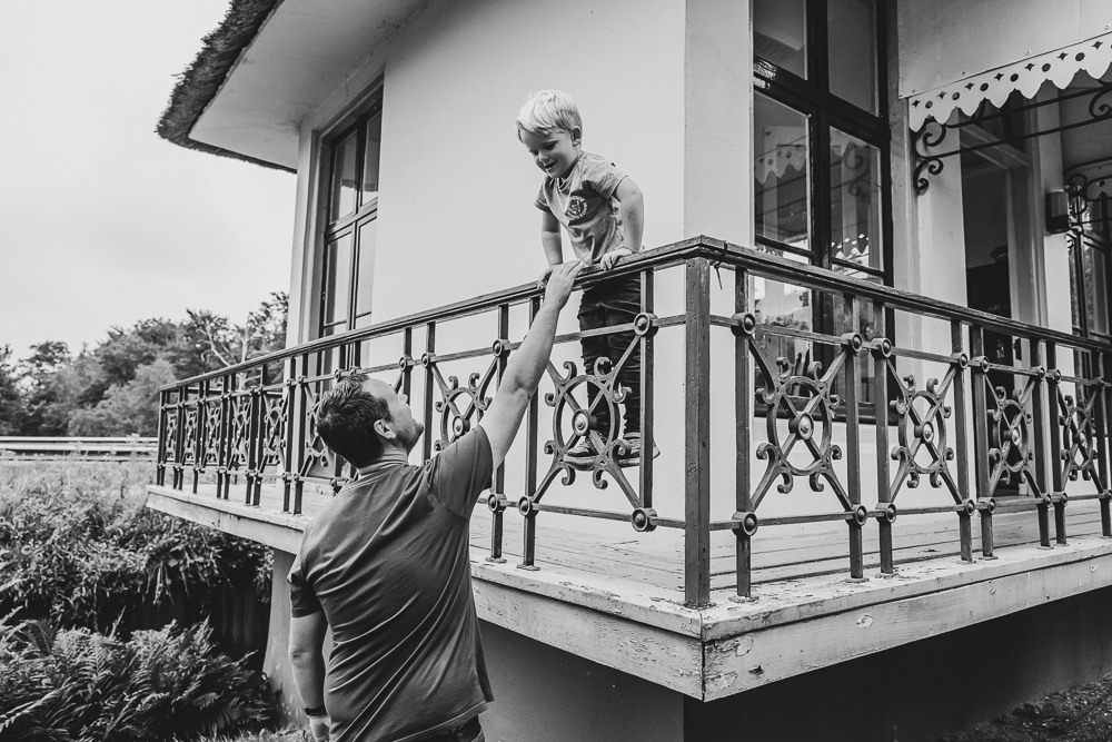 Zwart-wit gezinsreportage, a day in the life of.... door fotograaf Nickie Fotografie uit Friesland. Jongetje en vader bij de theekoepel.
