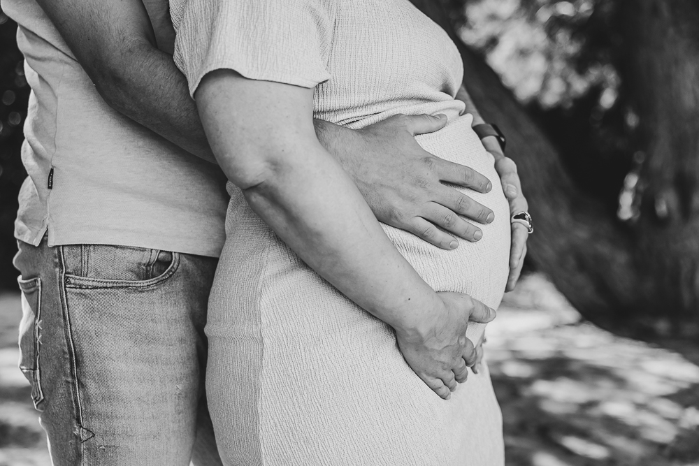 Bolle buik fotografie door fotograaf Nickie Fotografie uit Dokkum, Friesland. De ouders houden de zwangere buik vast.