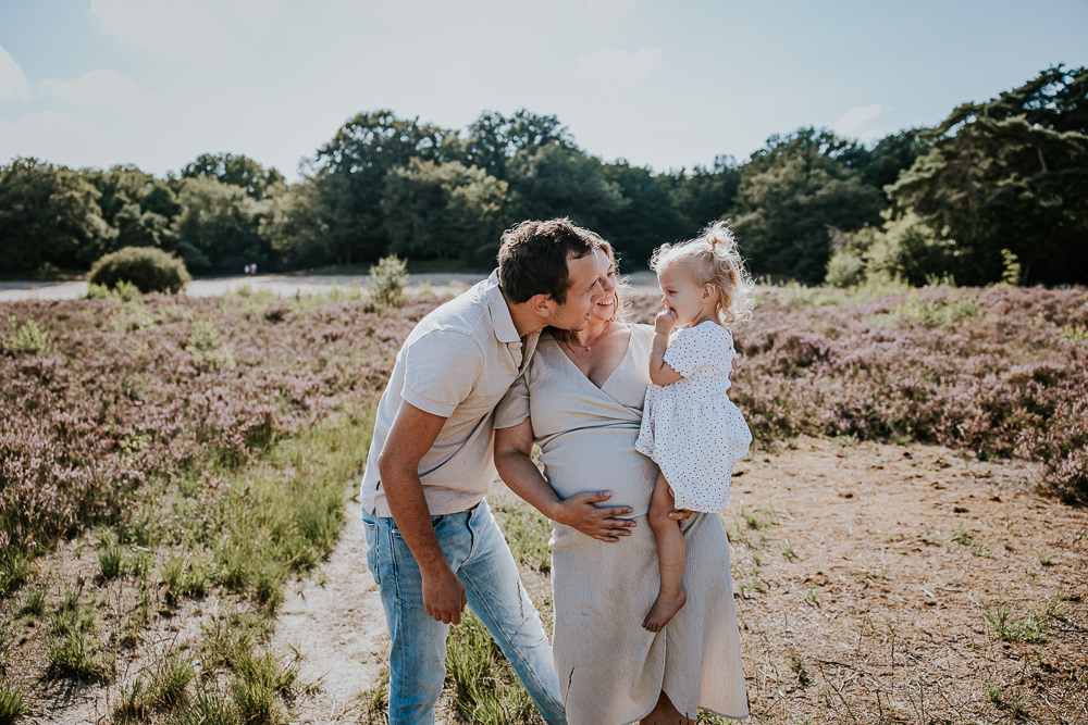 Zwangerschapsshoot op de heide met het hele gezin door bolle buik fotograaf Nickie Fotografie uit Friesland.