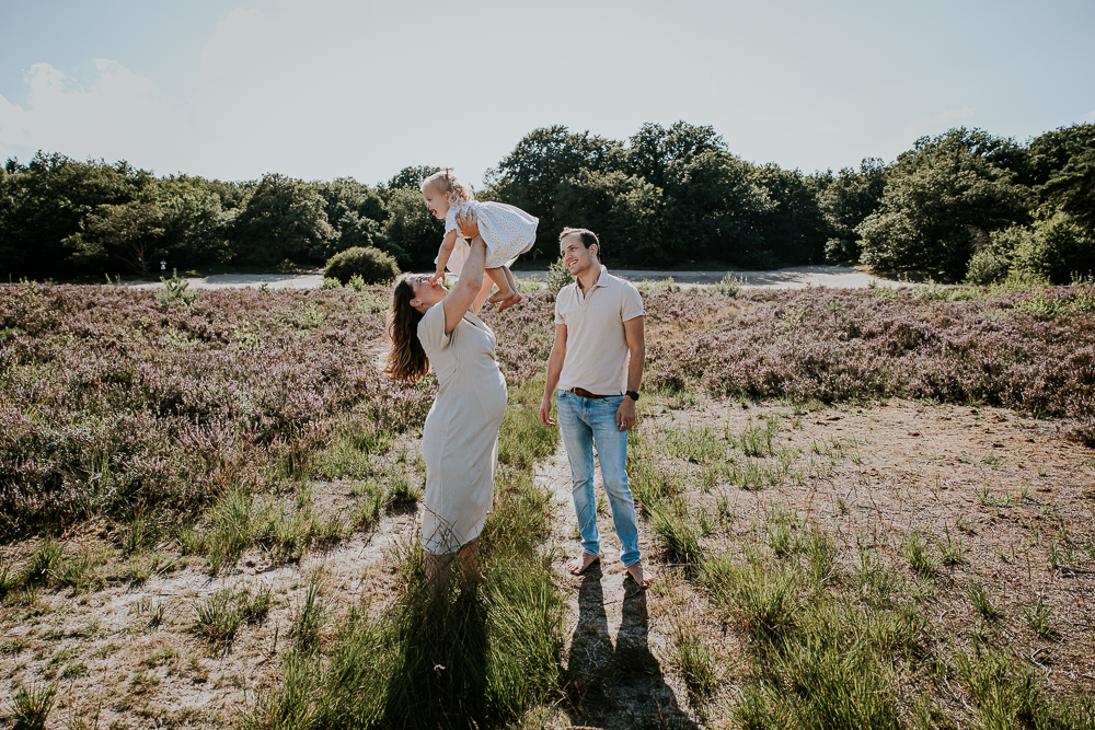 Fotograaf Friesland. Bolle buik fotografie met het gezin in de heide van Bakkeveen door Nickie Fotografie