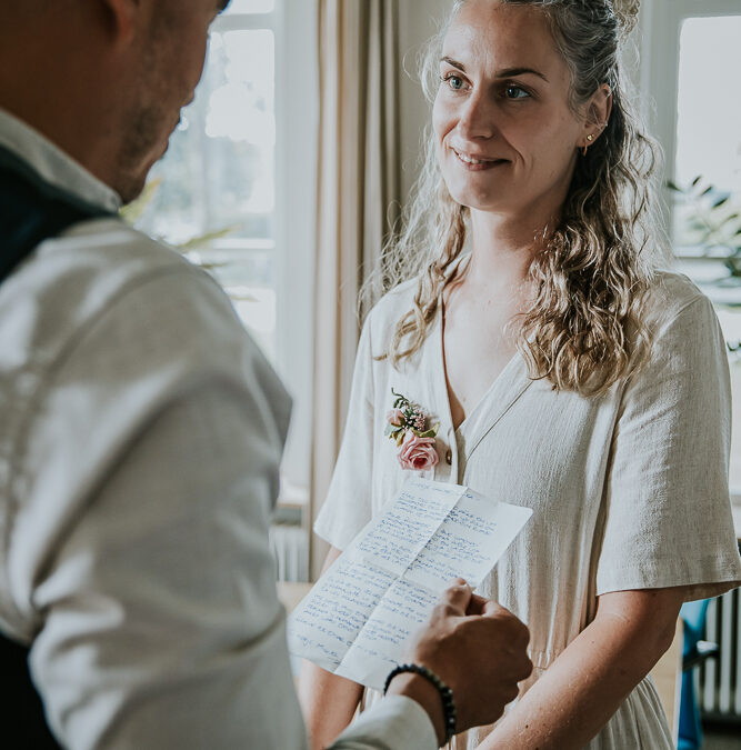 De bruidegom leest zijn eigen geschreven trouwgelofte voor tijdens de trouwceremonie in de oude burgemeesterskamer op Schiermonnikoog. Trouwreportage door huwelijksfotograaf Nickie Fotografie uit Friesland.