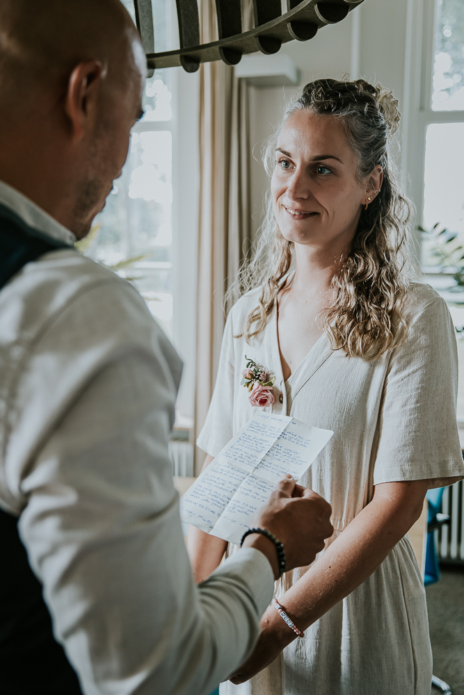 De bruidegom leest zijn eigen geschreven trouwgelofte voor tijdens de trouwceremonie in de oude burgemeesterskamer op Schiermonnikoog. Trouwreportage door huwelijksfotograaf Nickie Fotografie uit Friesland.