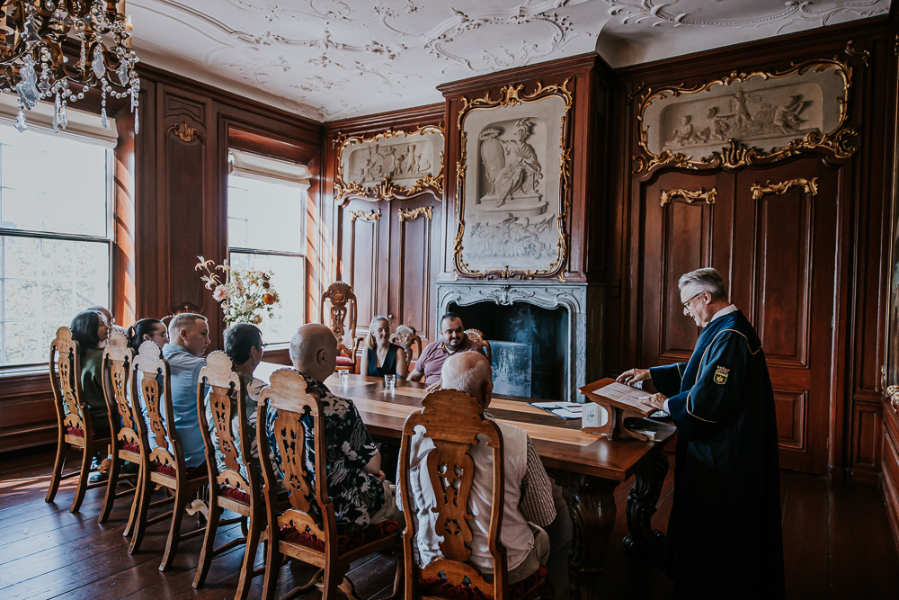 Geregistreerd partnerschap in Dokkum, Friesland. Met de familie in de prachtige trouwzaal van het oude Stadhuis,. Fotoshoot door fotograaf Nickie Fotografie.