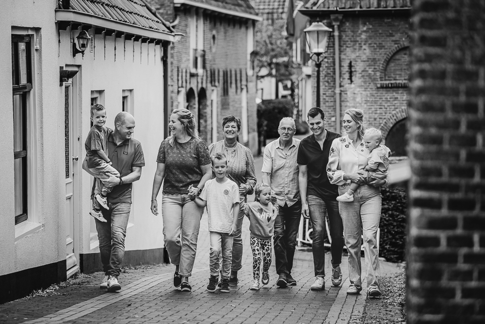 Familie fotografie Dokkum. De hele familie wandelt door de oude straten van het stadje. Fotoshoot door fotograaf Nickie Fotografie uit Friesland.