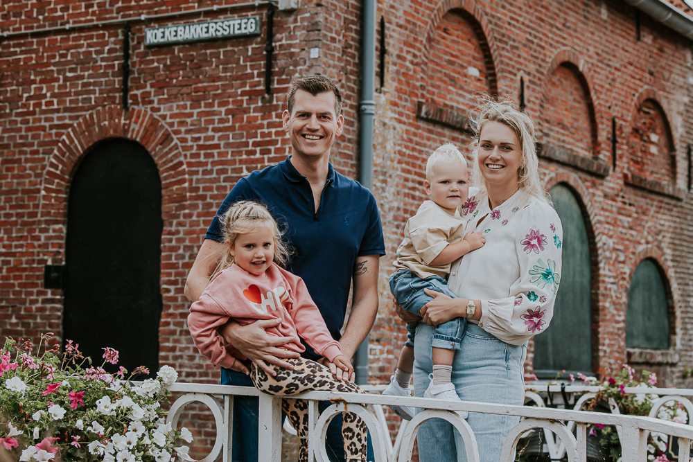 Gezinsportret bij oude pand door fotograaf Nickie Fotografie uit Friesland.
