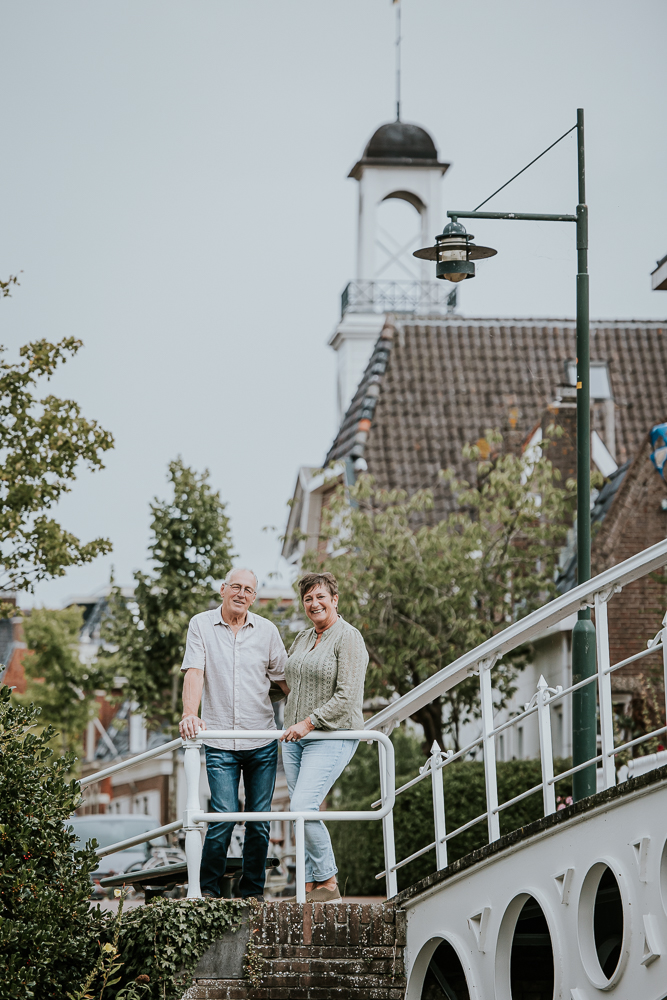 Familie fotografie Dokkum. Portret van pake en beppe in de binnenstad door fotograaf Nickie Fotografie uit Friesland.