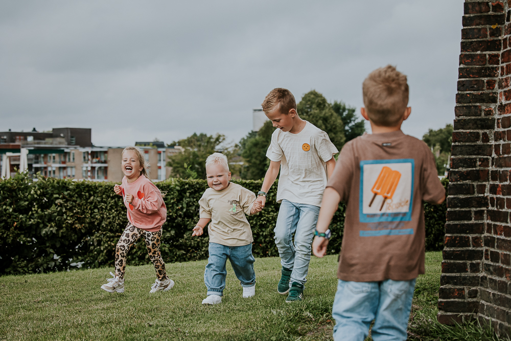 Lifestyle kinderfotografie. De kinderen rennen rond de molen Zeldenrust. Fotoshoot door fotograaf Nickie Fotografie uit Friesland.