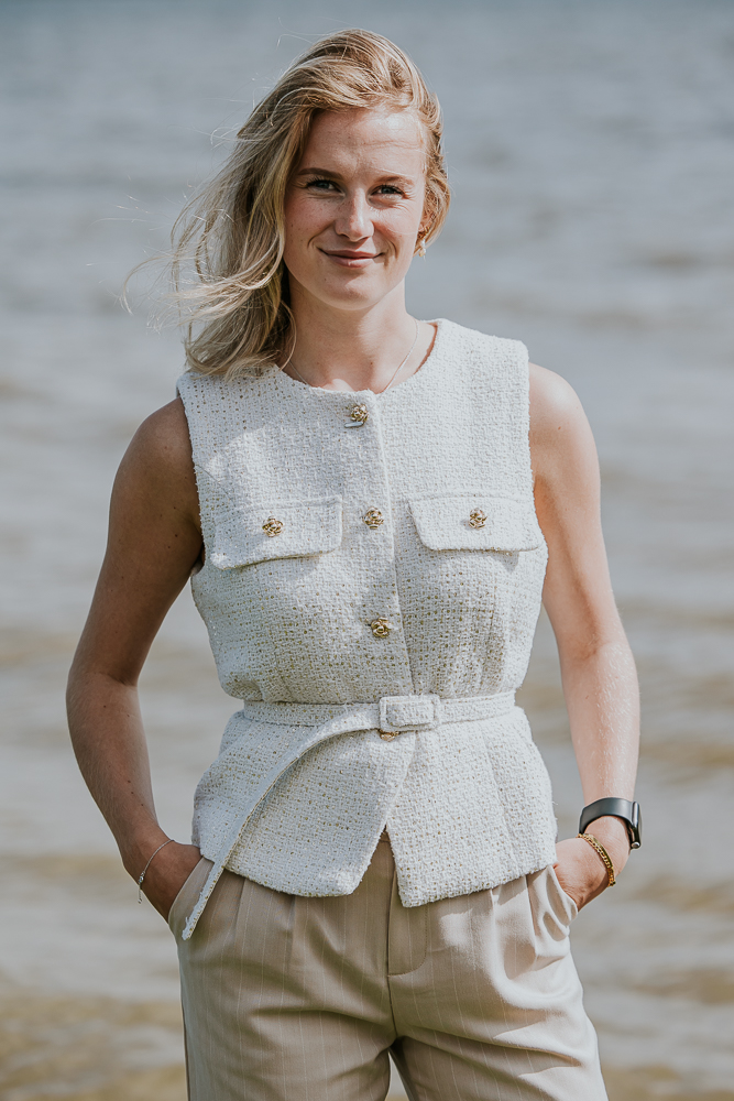 Bedrijfsshoot Unyk. Portret bij het water door fotograaf Nickie Fotografie uit Dokkum, Friesland.