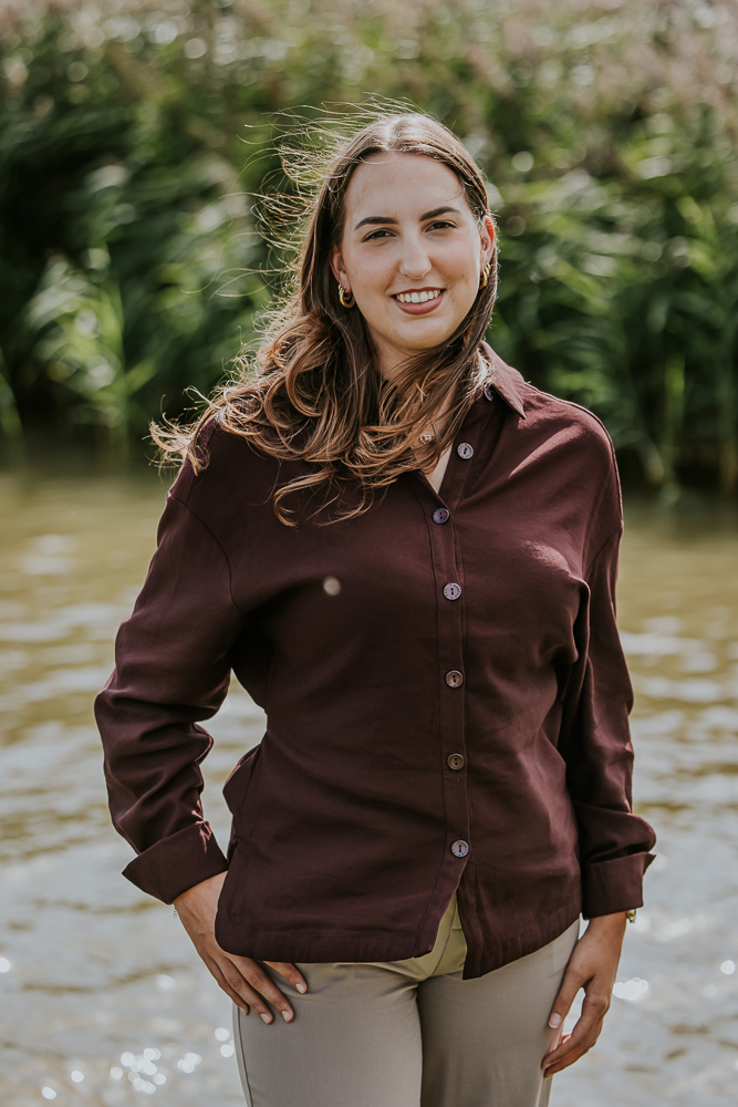Portret van medewerker van Unyk Financieel Beheer in Dokkum door fotograaf Nickie Fotografie. Fotoshoot voor het wuivende riet bij het Lauwersmeer.