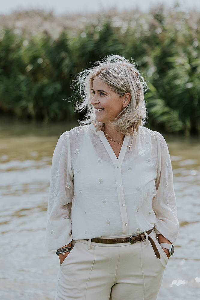 Fotograaf Friesland. Portret van de eigenaresse van Unyk financieel beheer in Dokkum door Nickie Fotografie.