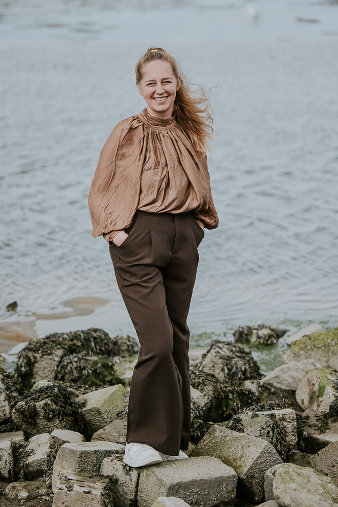 Bedrijfsshoot Dokkum. Portret van een medewerker van Unyk Financieel Beheer door fotograaf Nickie Fotografie.