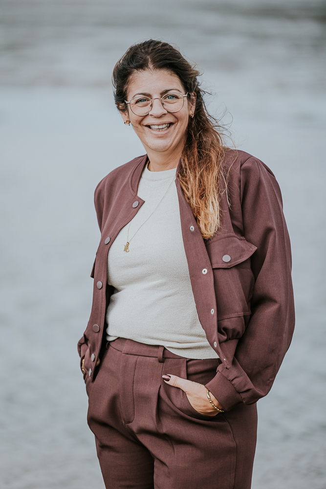 Fotograaf Friesland. Fotoshoot bij de Waddenzee. Portret van een medewerker van Unyk Financieel Beheer uit Dokkum door Nickie Fotografie.