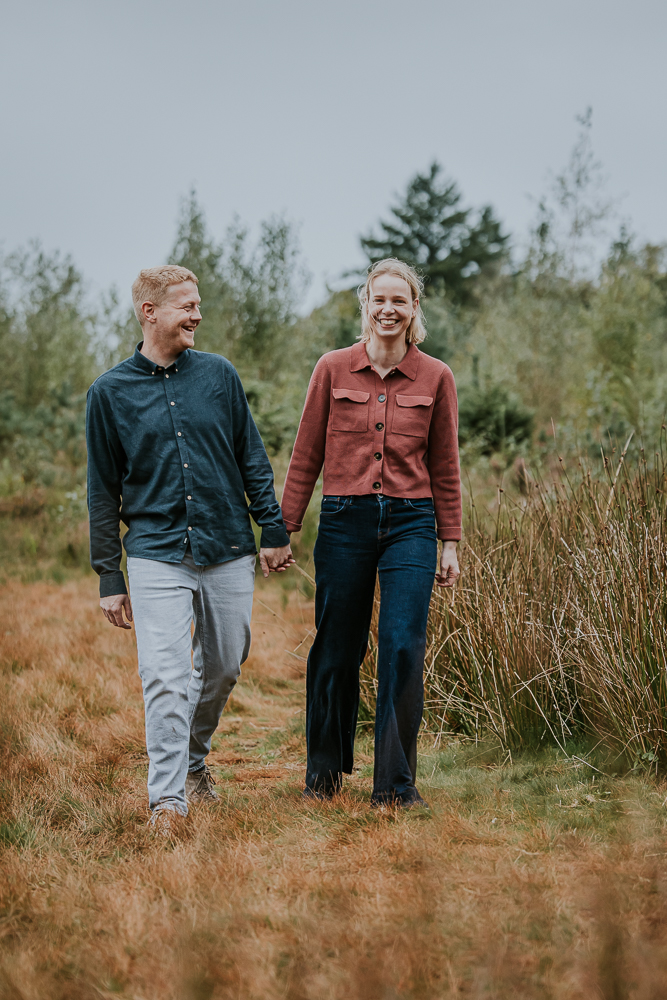 Gezinsshoot Appelscha door fotograaf Nickie Fotografie uit Friesland. Wandelend door de natuur.  Portret van de ouders