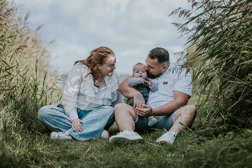 Gezinsshoot Lauwersmeer. Gezinsportret tussen de rietkragen door fotograaf Nickie fotografie uit Friesland.