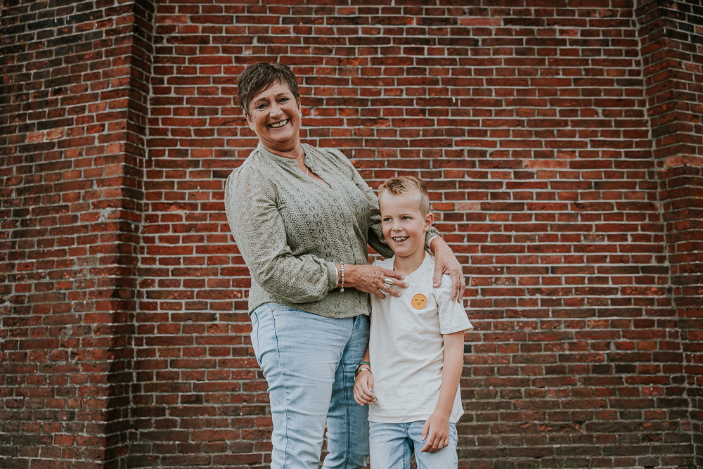 Portret van Beppe met haar kleinzoon door fotograaf Nickie Fotografie uit Dokkum, Friesland.