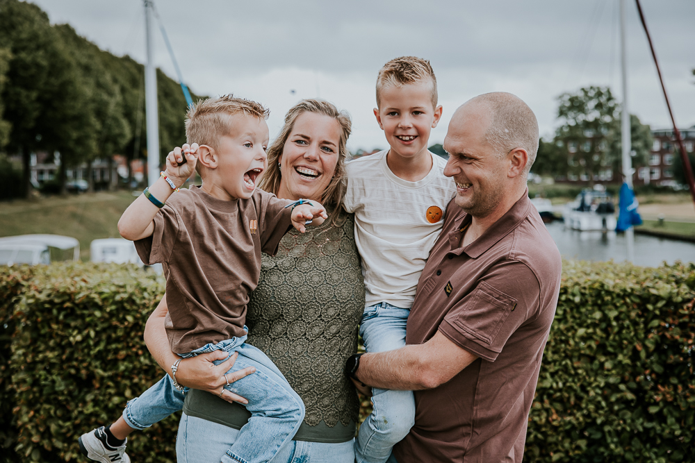 Gezellige gezinsportret door fotograaf Nickie Fotografie uit Friesland.