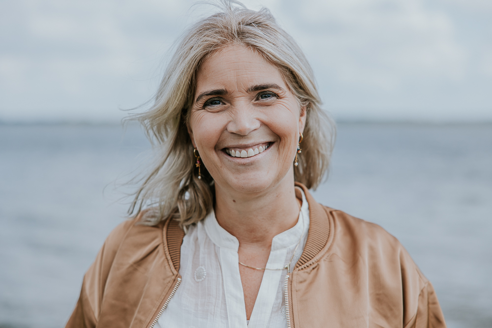 Fotograaf Friesland. Portret van de eigenaresse van Unyk financieel beheer in Dokkum door Nickie Fotografie.