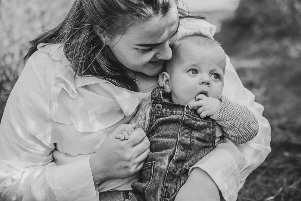 Fotoshoot Friesland. Zwart-wit portret van mama met haar 4 maanden oude baby door fotograaf Nickie Fotografie uit Dokkum.