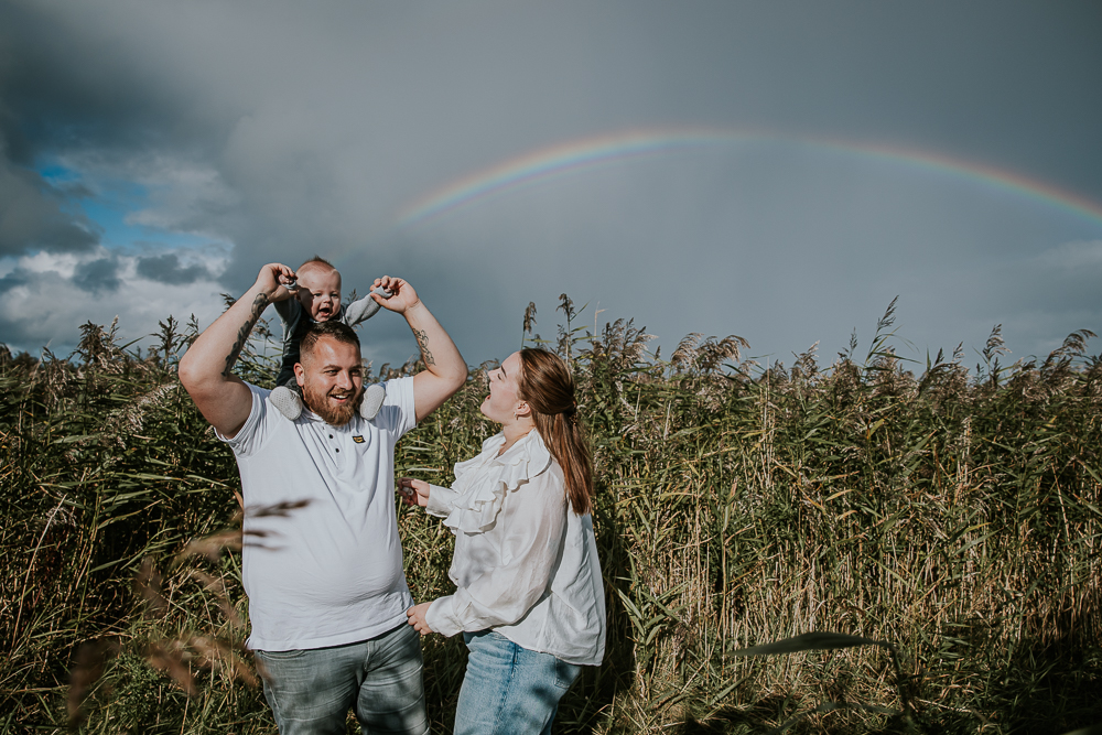 Fotograaf Friesland. Gezinsportret bij een mooie regenboog door Nickie Fotografie uit Dokkum.
