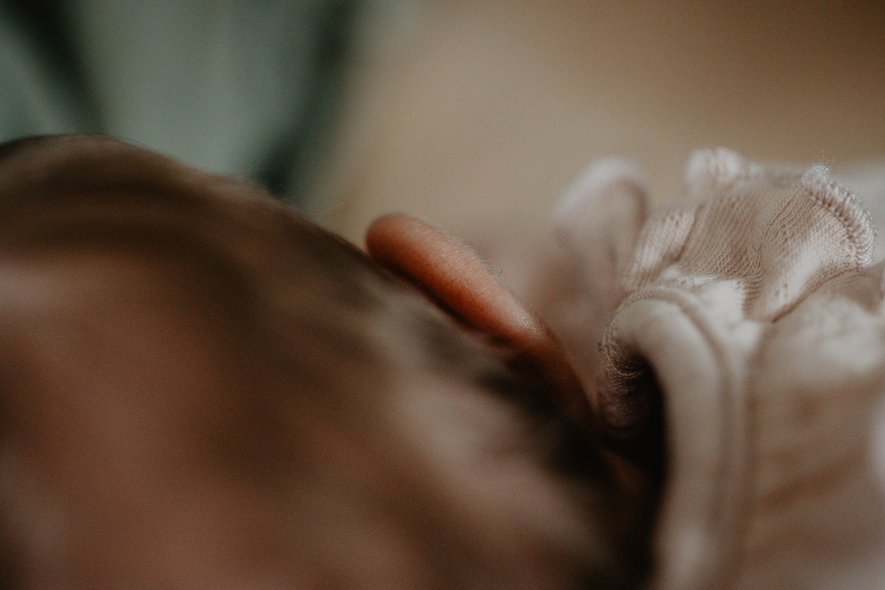 Lief schattig baby oortje. Newbornshoot Friesland door newbornfotograaf Nickie Fotografie.