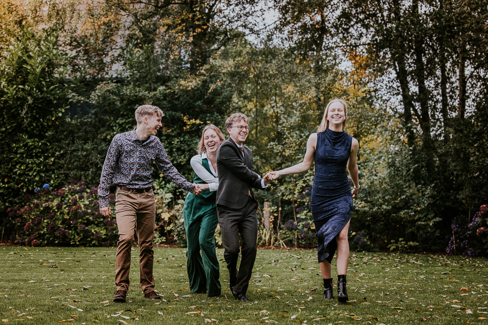 Speels portret van de eigen kinderen door fotograaf Nickie Fotografie uit Dokkum, Friesland.