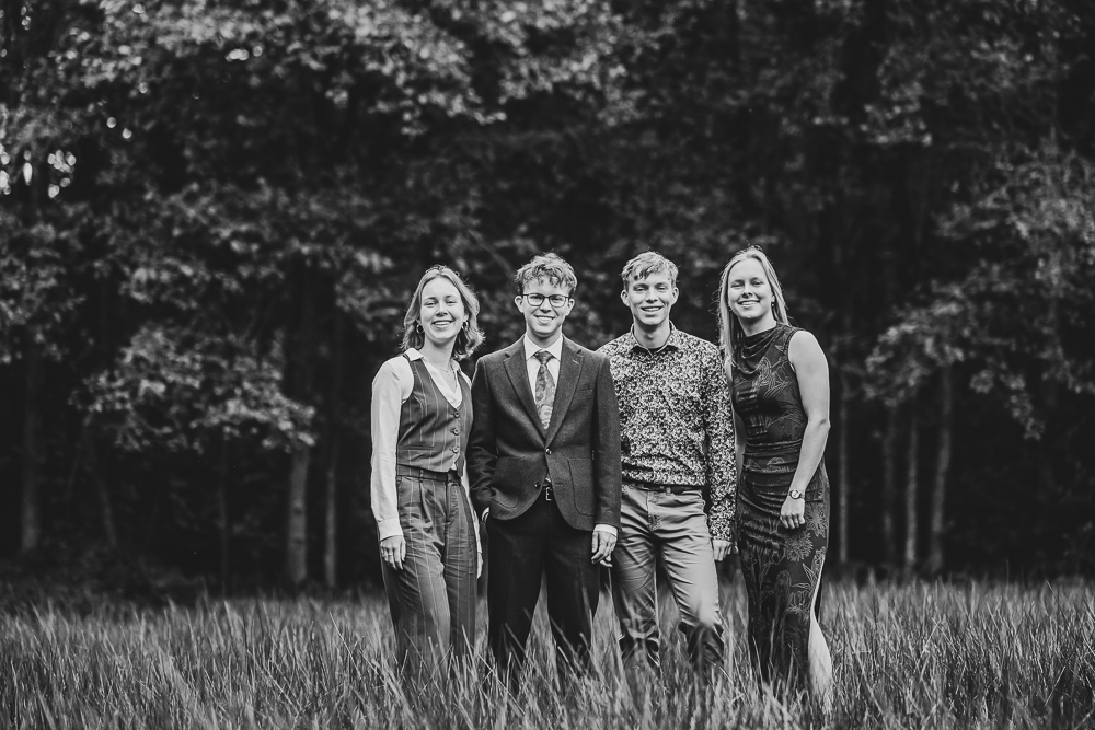 Zwart-wit portret van de kinderen in het natuurgebied door fotograaf Nickie Fotografie uit Friesland.