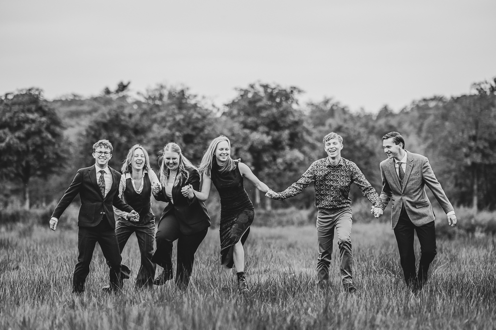 Herfstshoot in het natuurgebied Griekenland en Turkije. Speels lopend portret van de kinderen met aanhang door fotograaf Nickie Fotografie uit Friesland.