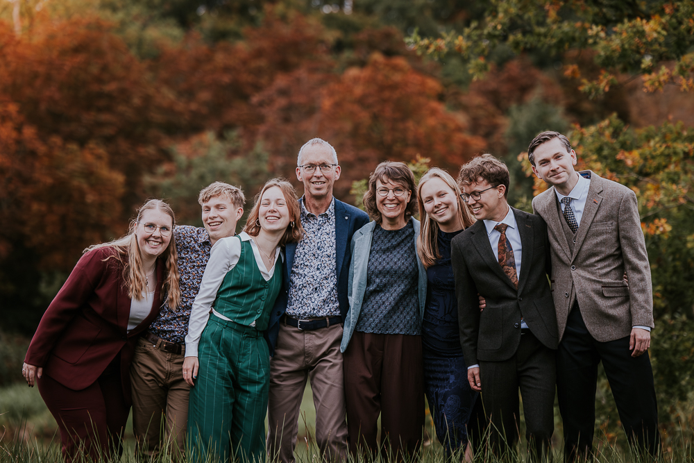Fotograaf Friesland. Herfstshoot in de bossen Griekenland en Turkije bij Munein door Nickie Fotografie. Gezellig familieportret.
