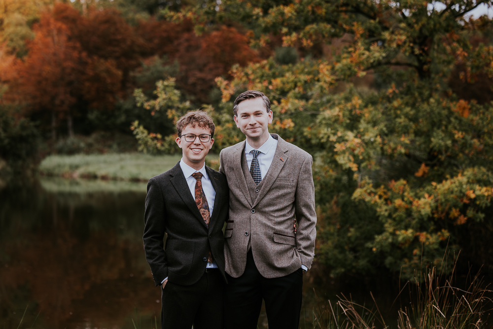 Herfstshoot Friesland. Portret bij het vennetje door fotograaf Nickie Fotografie.
