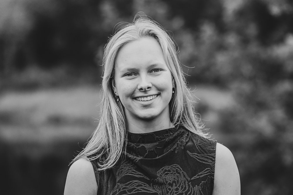 Zwart-wit portret van jonge dame door fotograaf Nickie Fotografie uit Friesland.