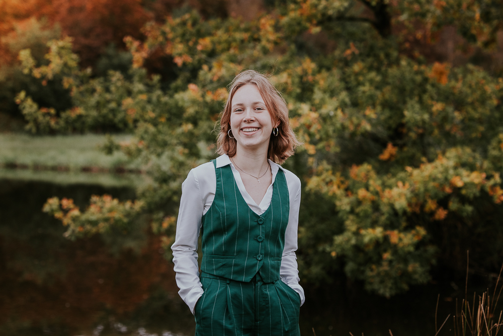 Herfstportret bij het vennetje bij Griekenland en Turkije in Friesland door fotograaf Nickie Fotografie.